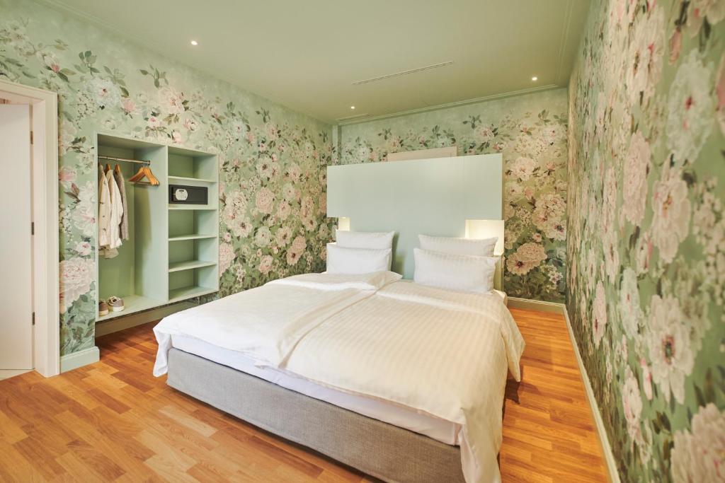 Een bed of bedden in een kamer bij MOMA1890 Boutique Hotel