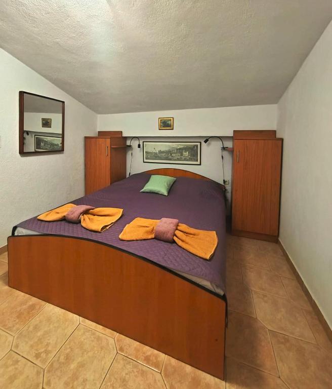 Postel nebo postele na pokoji v ubytování Apartments Turan Centrally Located with Free Parking