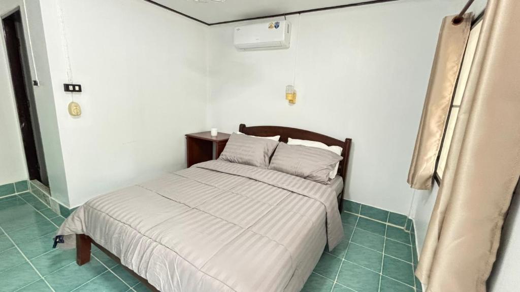 Postel nebo postele na pokoji v ubytování Alanta aonang resort
