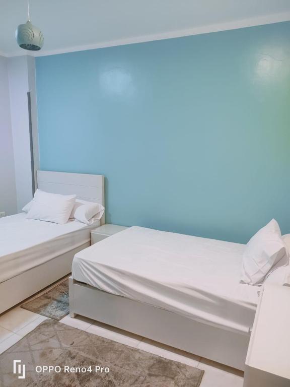Postel nebo postele na pokoji v ubytování Lutos Flower Apartment
