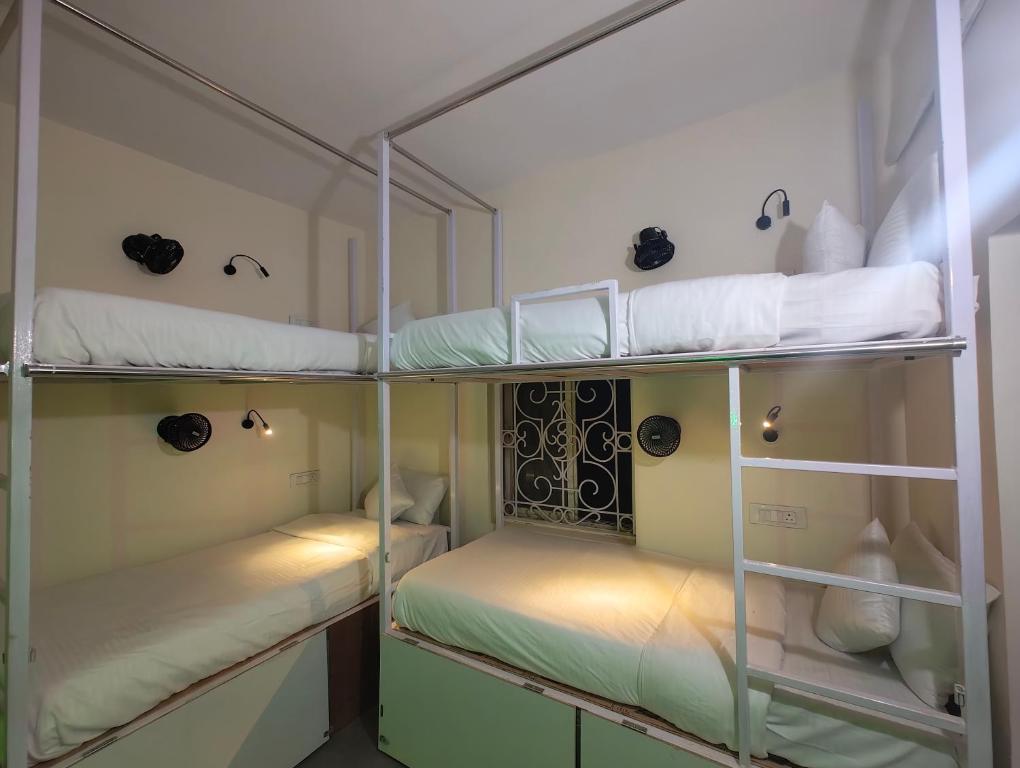 Postel nebo postele na pokoji v ubytování HOT - HOUSE OF TRAVELLERS, Vagator