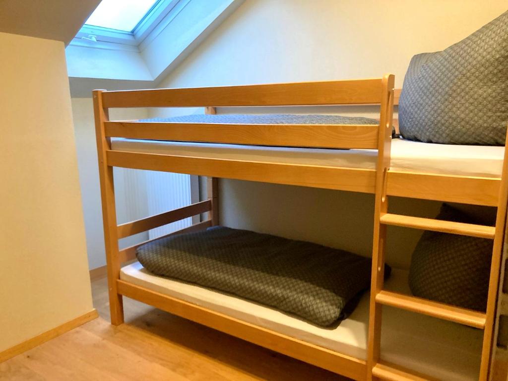 Palanda nebo palandy na pokoji v ubytování Woidgeist FeWos - Aktiv- und Familienurlaub in der Dreisesselregion D-A-CZ
