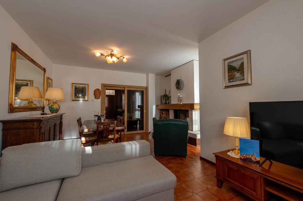 Un televizor și/sau centru de divertisment la Villa Marmarole a Calalzo