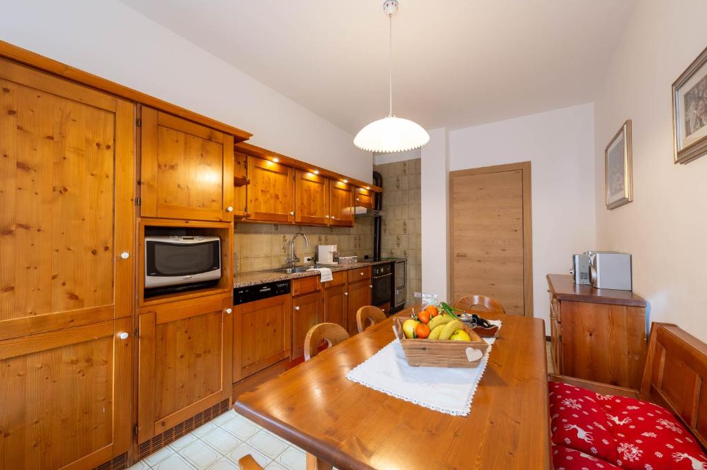 O bucătărie sau chicinetă la Villa Marmarole a Calalzo