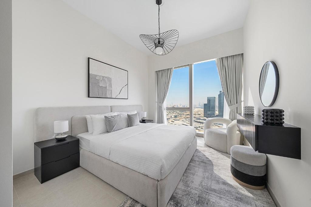 Postel nebo postele na pokoji v ubytování 2BR Grande Downtown, Burj Khalifa View