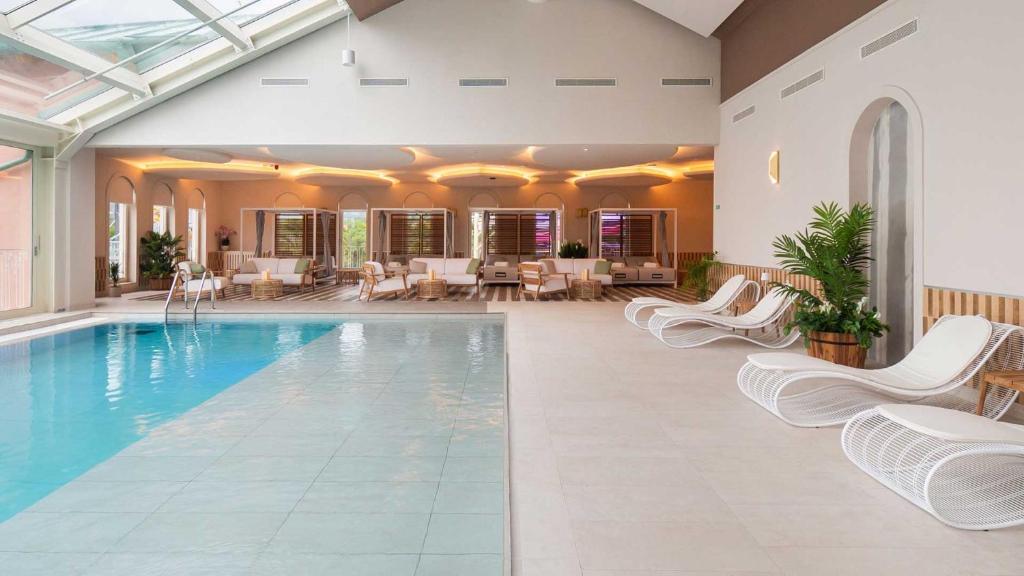 Bazén v ubytovaní Amadria Park Family Hotel Jakov alebo v jeho blízkosti