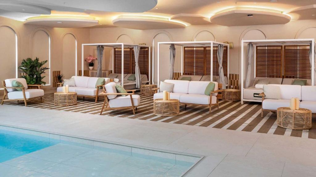 Bazén v ubytovaní Amadria Park Family Hotel Jakov alebo v jeho blízkosti