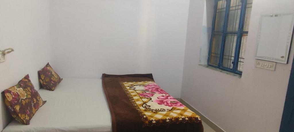 Postel nebo postele na pokoji v ubytování Veera's Hostel