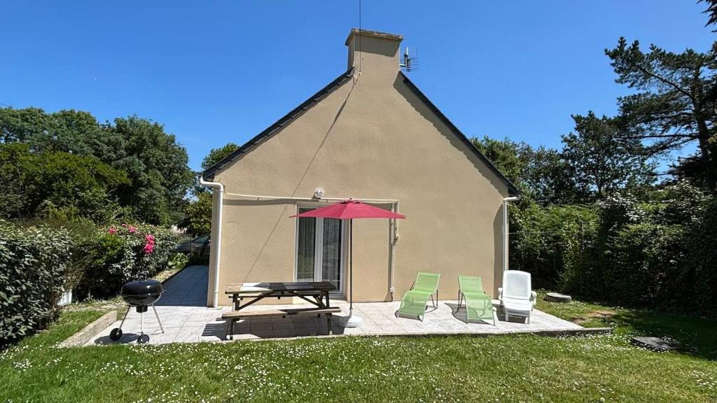 un gruppo di sedie e un tavolo da picnic e una casa di maison crozon-le fret au calme animaux acceptés a Crozon