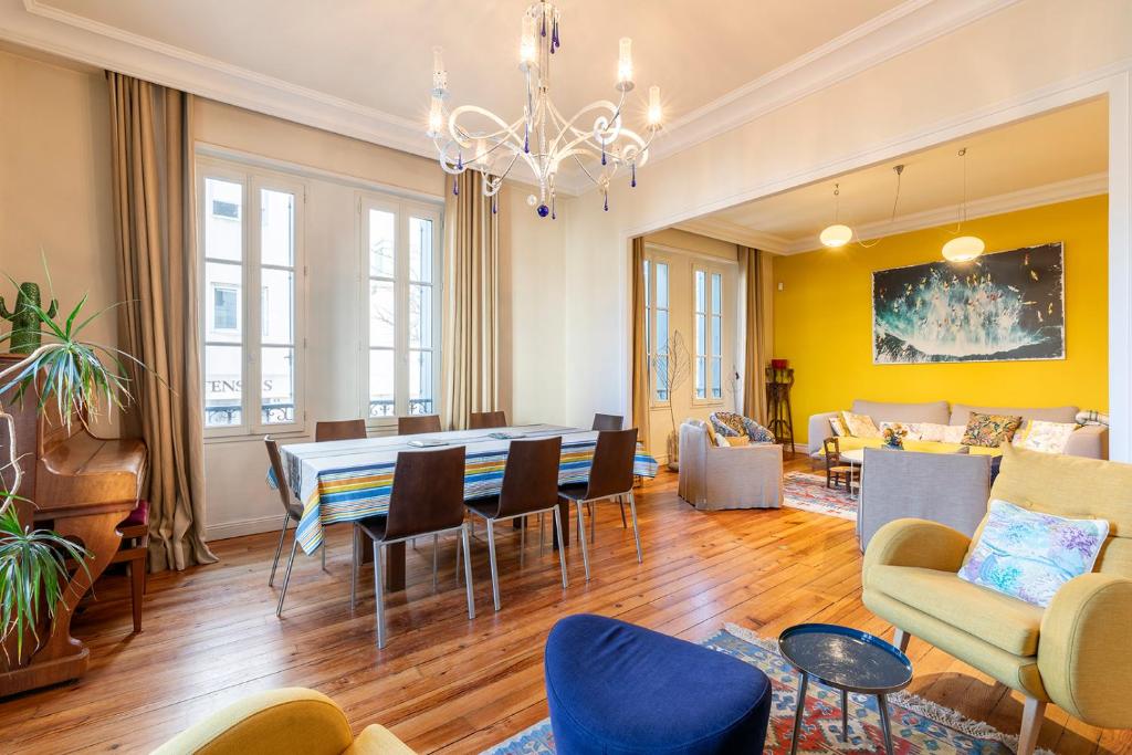 Photo de la galerie de l'établissement SUPERBE MAISON FAMILIALE AVEC JARDIN AU COEUR DE BIARRITZ, à Biarritz