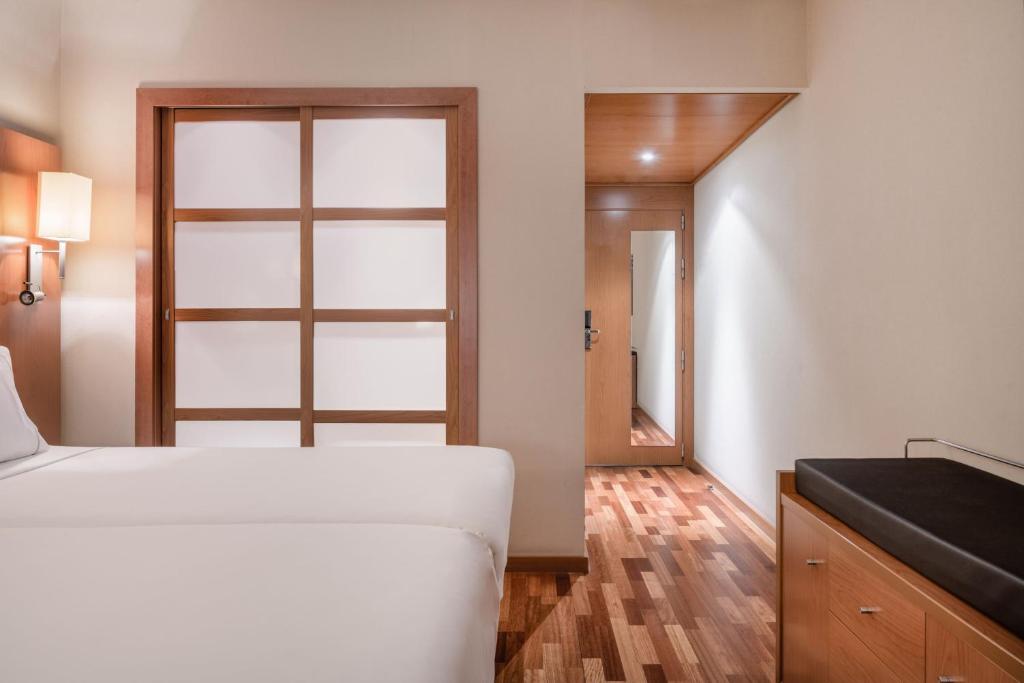 Postel nebo postele na pokoji v ubytování AC Hotel Murcia by Marriott