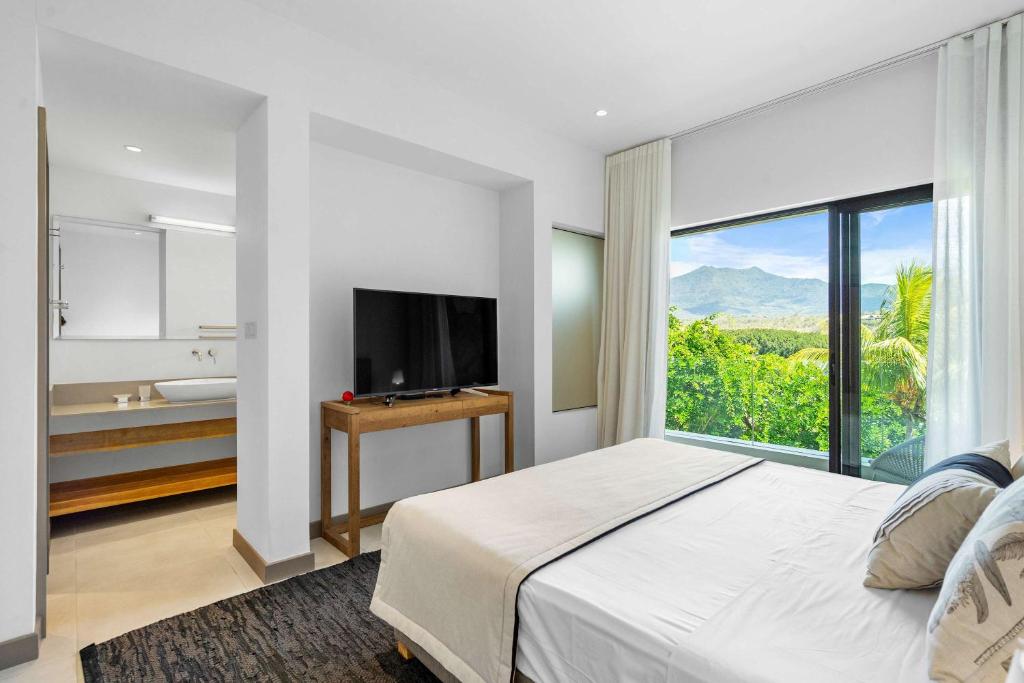 TV a/nebo společenská místnost v ubytování Vesper Beach - Luxury Beachfront Apartment