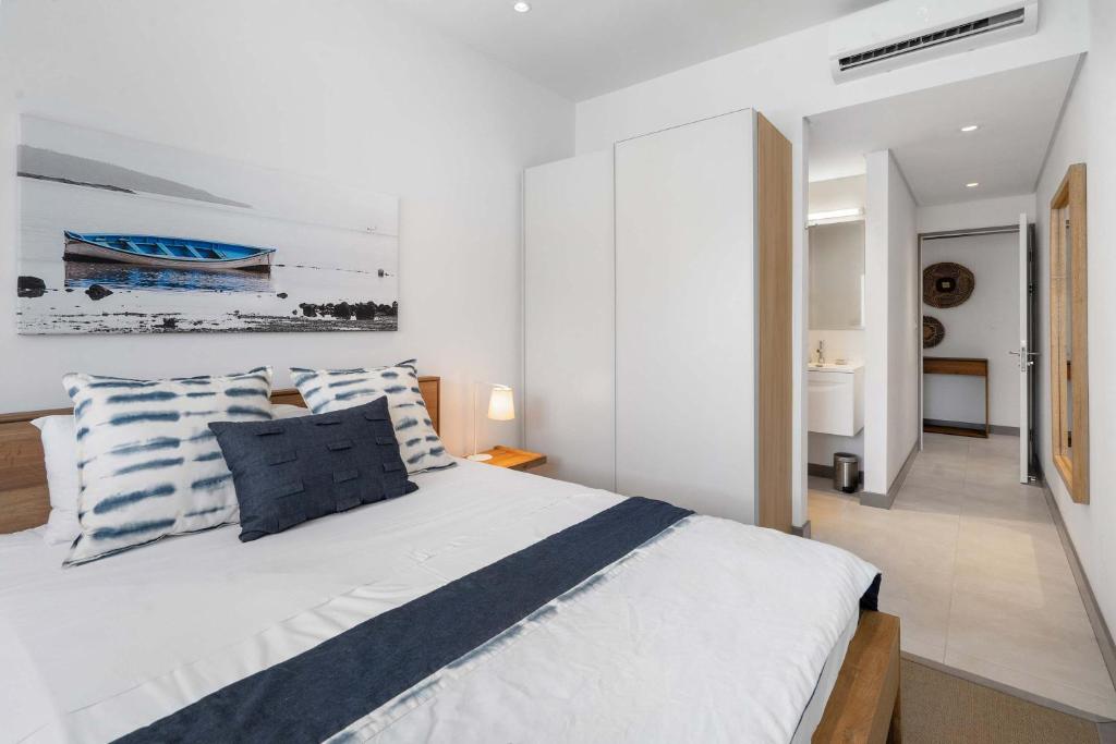 Postel nebo postele na pokoji v ubytování Vesper Beach - Luxury Beachfront Apartment
