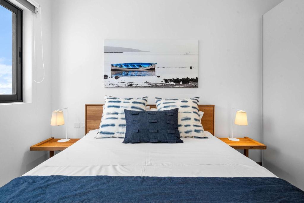 Postel nebo postele na pokoji v ubytování Vesper Beach - Luxury Beachfront Apartment