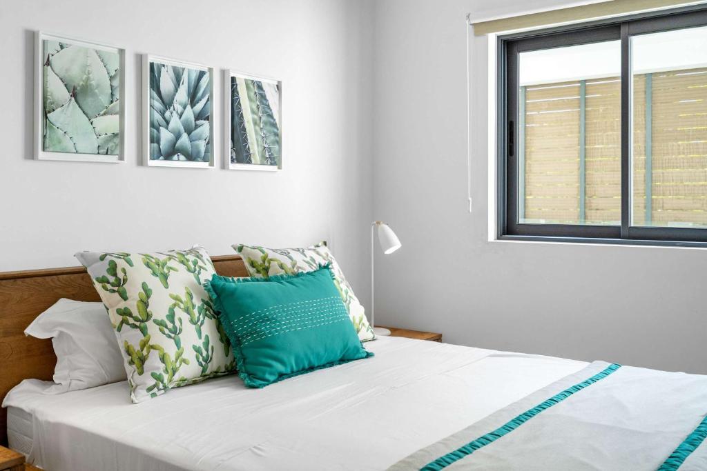 Postel nebo postele na pokoji v ubytování Vesper Beach - Luxury Beachfront Apartment