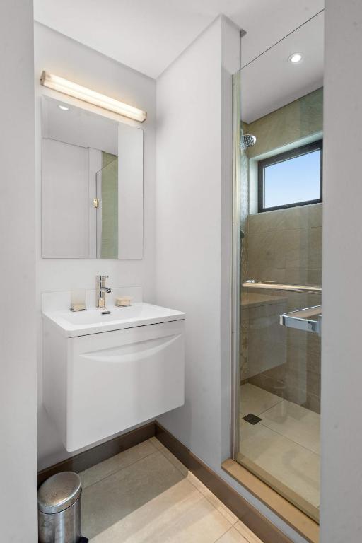 Koupelna v ubytování Vesper Beach - Luxury Beachfront Apartment