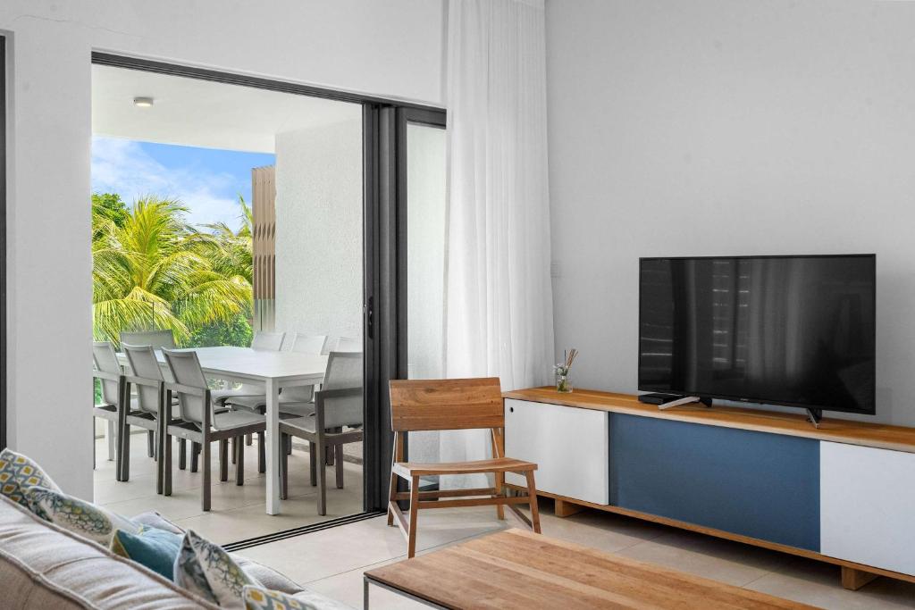 TV a/nebo společenská místnost v ubytování Vesper Beach - Luxury Beachfront Apartment