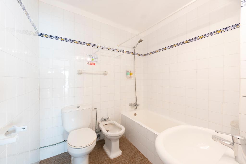 een badkamer met een toilet, een bad en een wastafel bij Hostal Sa Baronia in Banyalbufar