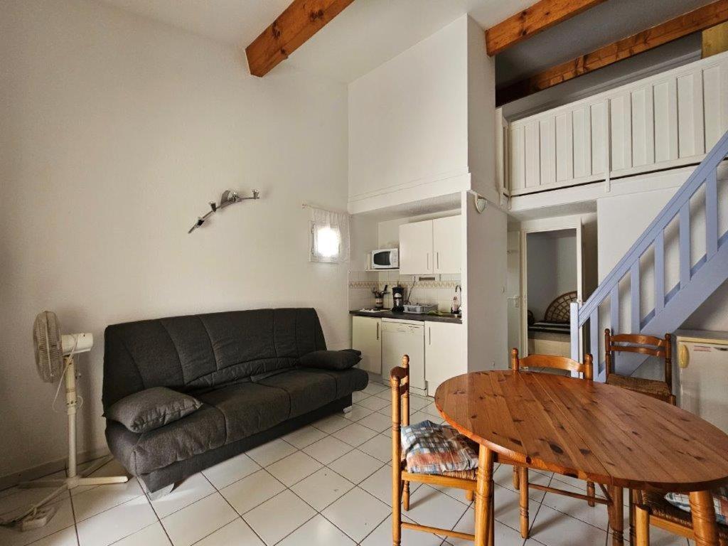 Kuchyňa alebo kuchynka v ubytovaní PERLES DU SOLEIL Jolie villa T2 mezzanine piscine Rochelongue Cap d'Agde