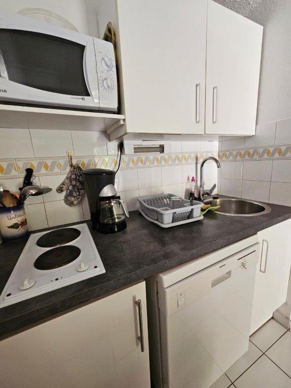 Kuchyňa alebo kuchynka v ubytovaní PERLES DU SOLEIL Jolie villa T2 mezzanine piscine Rochelongue Cap d'Agde