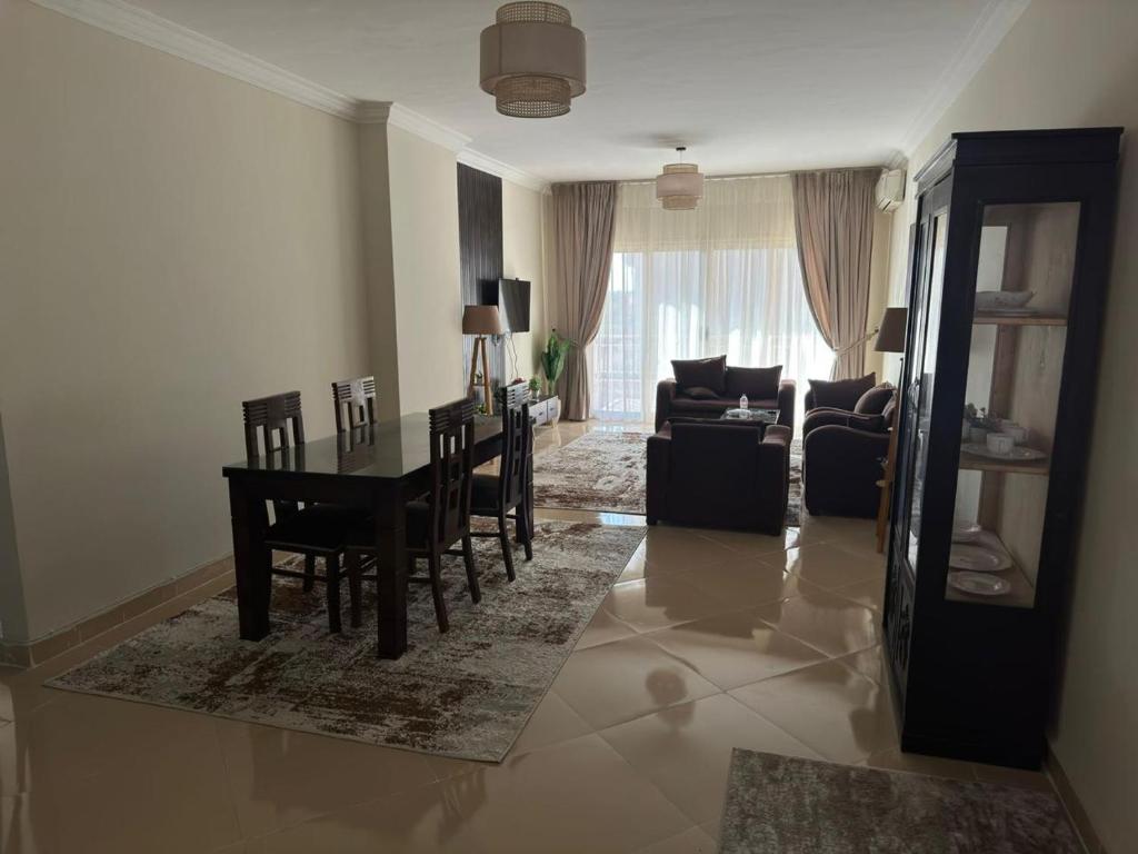 ein Wohnzimmer mit Tisch und ein Esszimmer in der Unterkunft madinaty in Madinaty