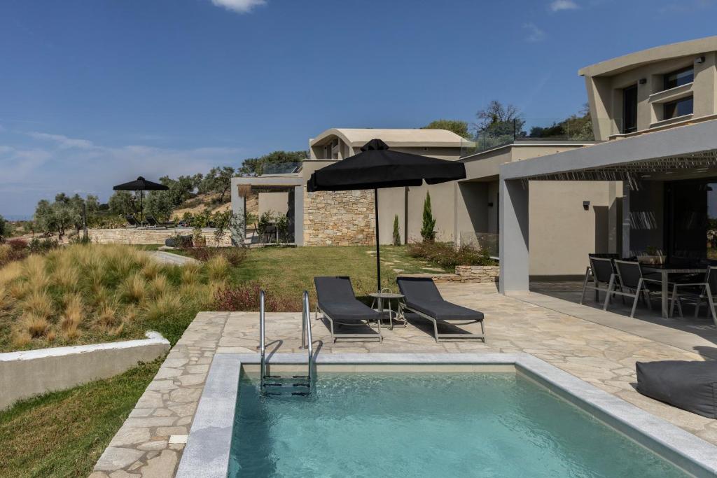 Bazén v ubytování Fari Stone Villas nebo v jeho okolí