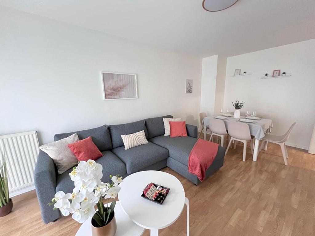 un salon avec un canapé et une table dans l'établissement T3, stade de France, Paris et Parking, à Saint-Denis