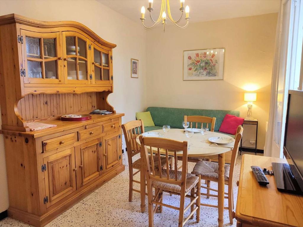 une salle à manger avec une table et des chaises et une cuisine dans l'établissement Appartement 2 pièces 4 couchages ARGELES SUR MER AR670-1A4, à Argelès-sur-Mer