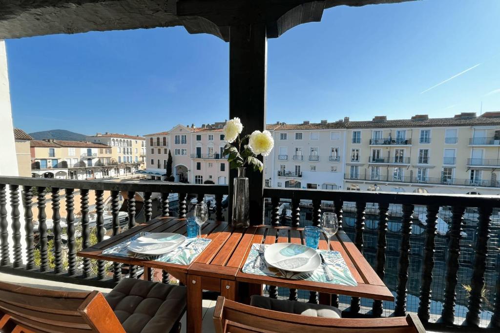 Photo de la galerie de l'établissement Fully renovated 2-room apartment with AC a large balcony in the center, à Grimaud