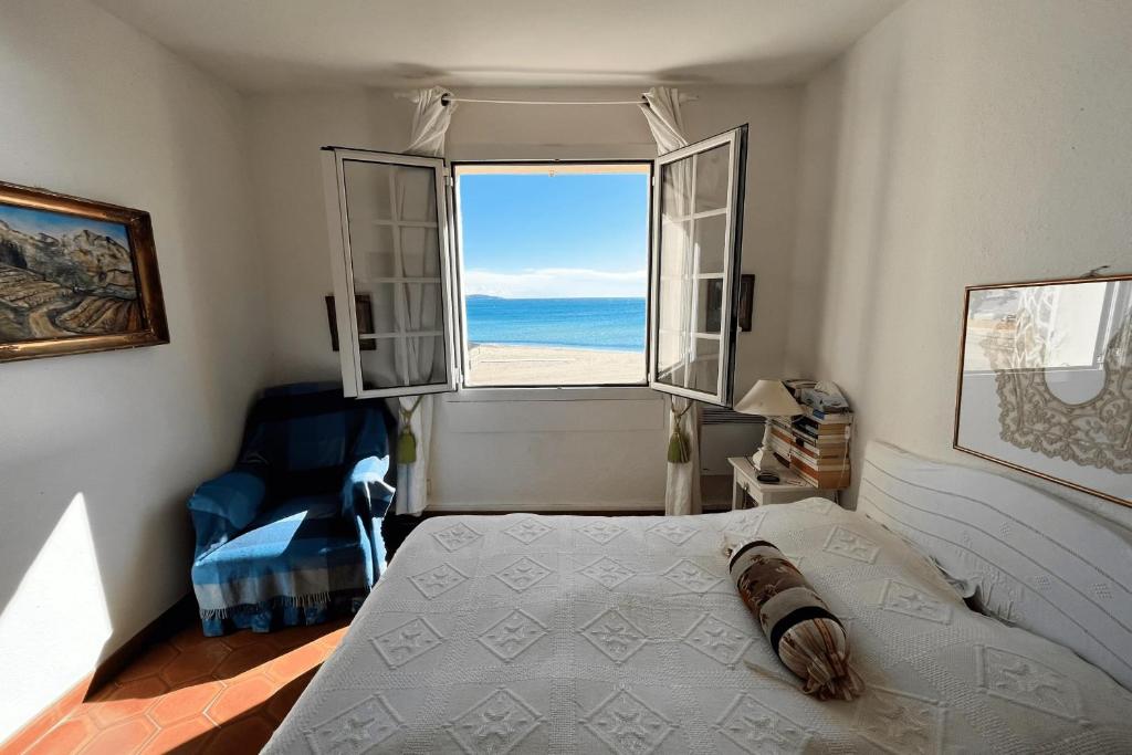 une chambre avec un lit et une vue sur l'océan dans l'établissement 4-room apartment on the beach with sea-view, à Grimaud