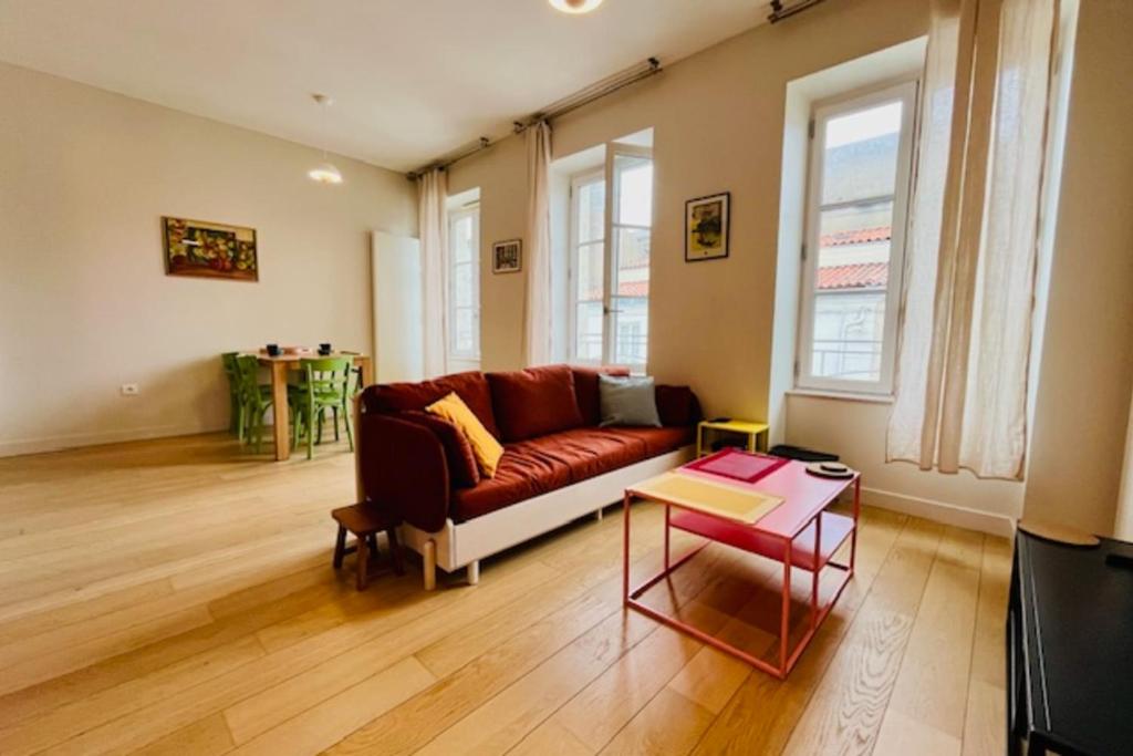 un salon avec un canapé et une table dans l'établissement Nice T3 with Wifi near the Vieux Port, à La Rochelle