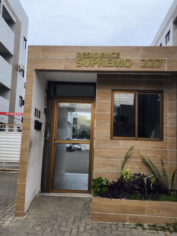 a building with a sign that reads service supreme at Apartamento para suas férias ou trabalho in João Pessoa