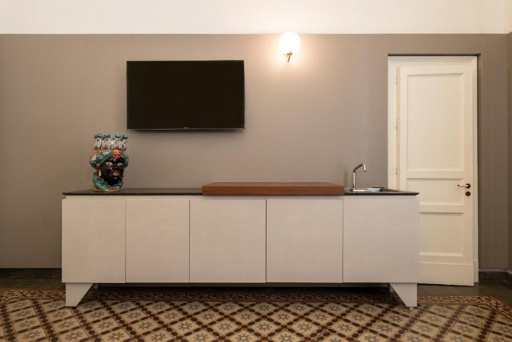 A television and/or entertainment centre at Scene Suites Apartments