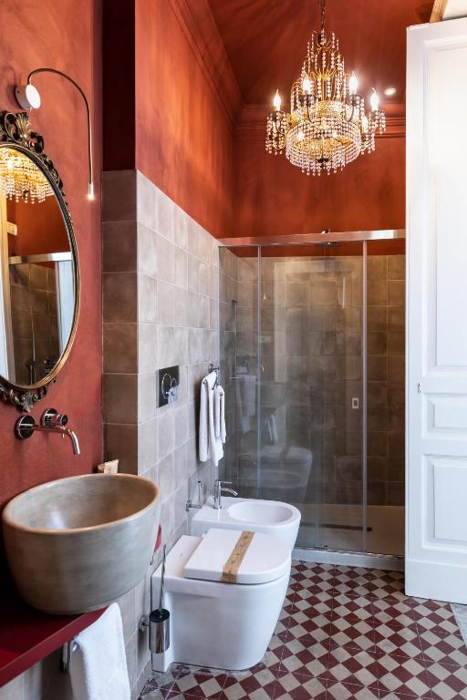 A bathroom at Scene Suites Apartments