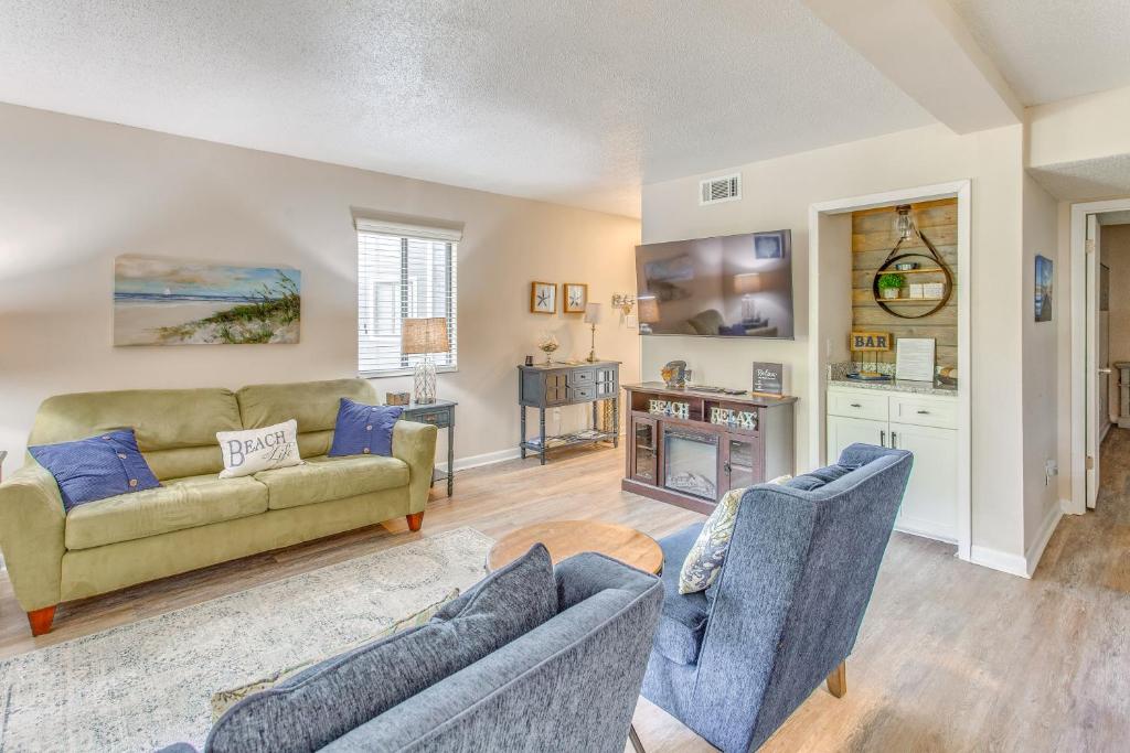 Μια τηλεόραση ή/και κέντρο ψυχαγωγίας στο Calabash Condo Close to Coast and Fishing