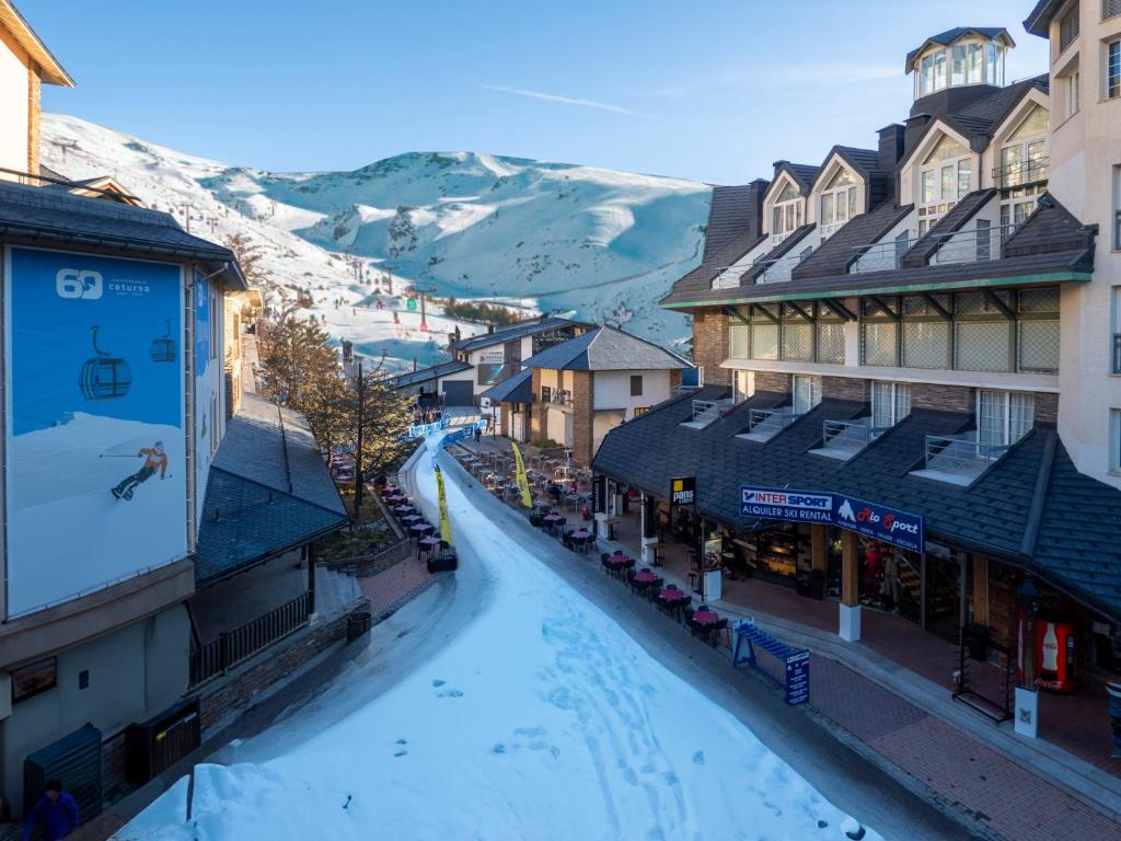 a street in a town with snow on the ground at Oso Polar in Sierra Nevada
