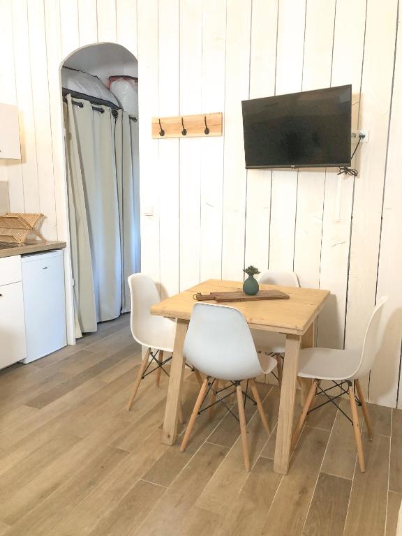 Kuchyňa alebo kuchynka v ubytovaní Le studio du Coutach