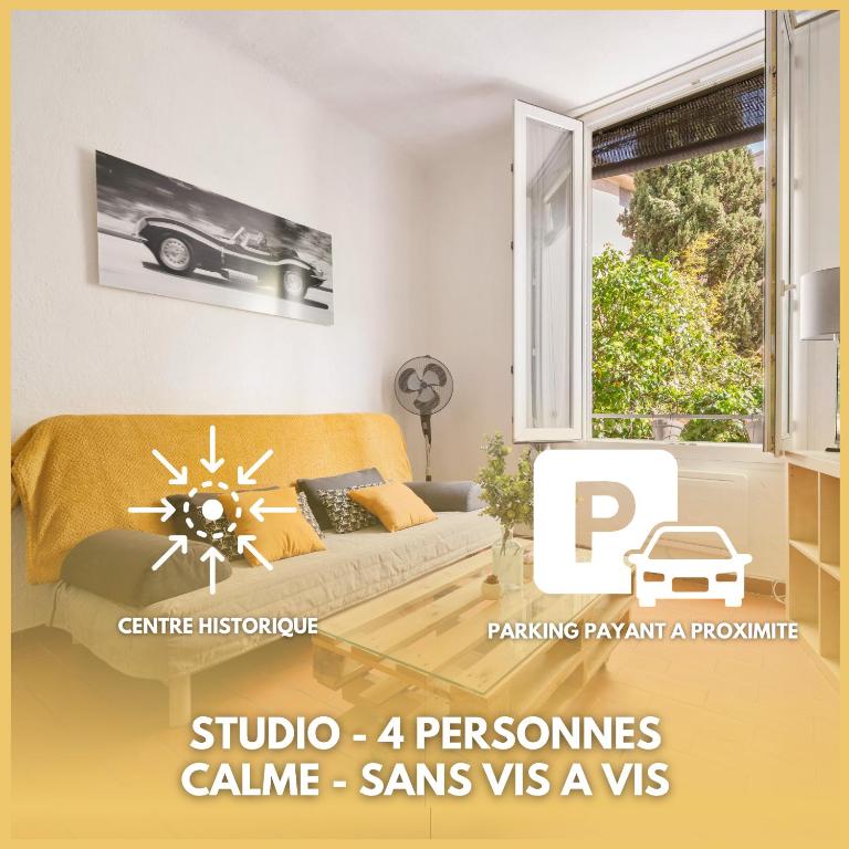 une affiche d'un salon avec une voiture sur le mur dans l'établissement Studio - Coeur d'Aix en Provence - Calme - Sans Vis-à-vis, à Aix-en-Provence