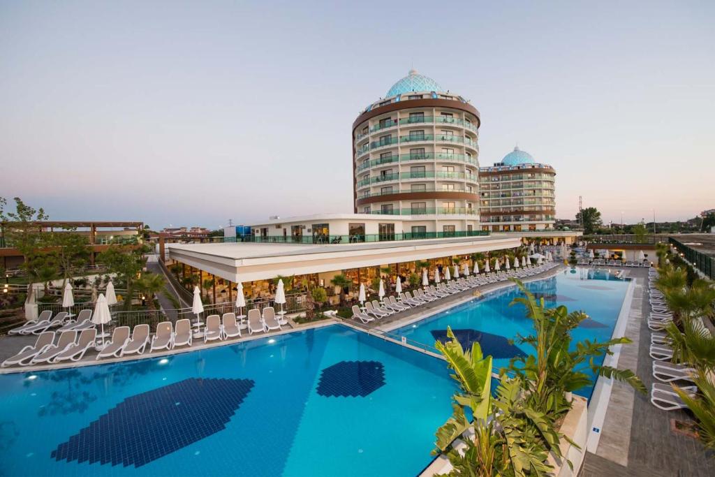 uitzicht op een hotel met een groot zwembad bij Dream World Aqua in Side