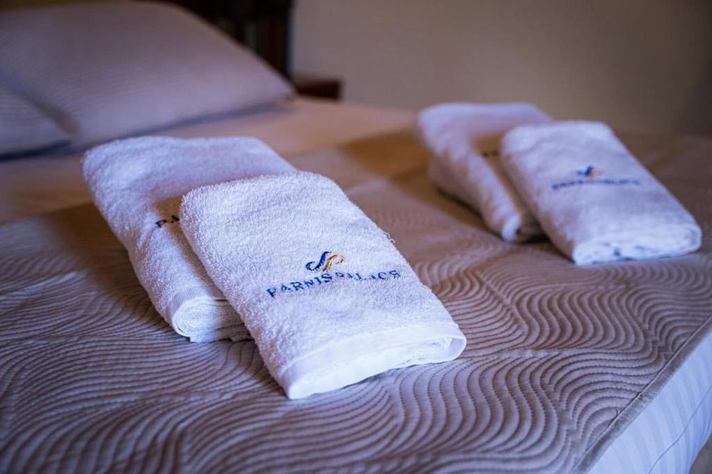Postel nebo postele na pokoji v ubytování PARNIS PALACE Hotel Suites