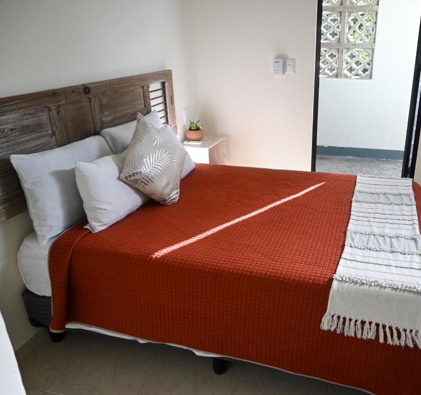 Llit o llits en una habitació de VALLADOLID 48 Hotel & Hostal