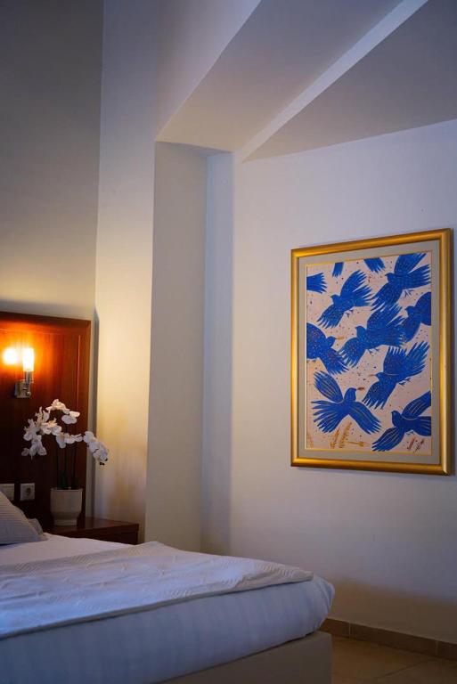Postel nebo postele na pokoji v ubytování PARNIS PALACE Hotel Suites