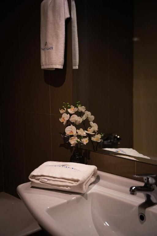 Koupelna v ubytování PARNIS PALACE Hotel Suites