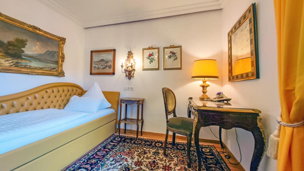 Rúm í herbergi á Schloss Hotel Fernsteinsee