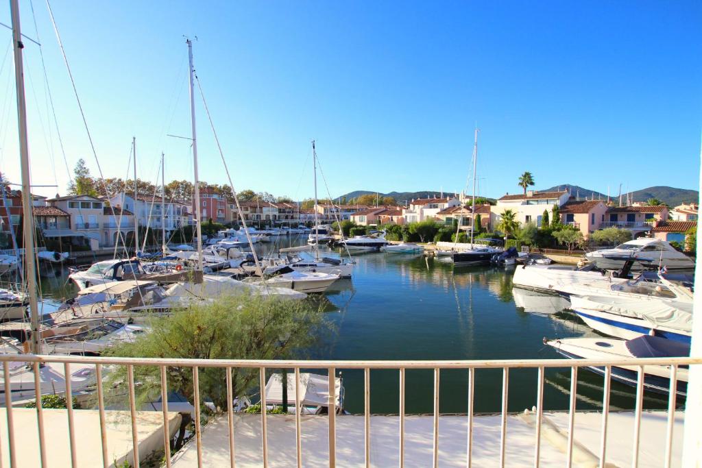Photo de la galerie de l'établissement Pretty 2-room apartment with a loggia and a lift, à Grimaud