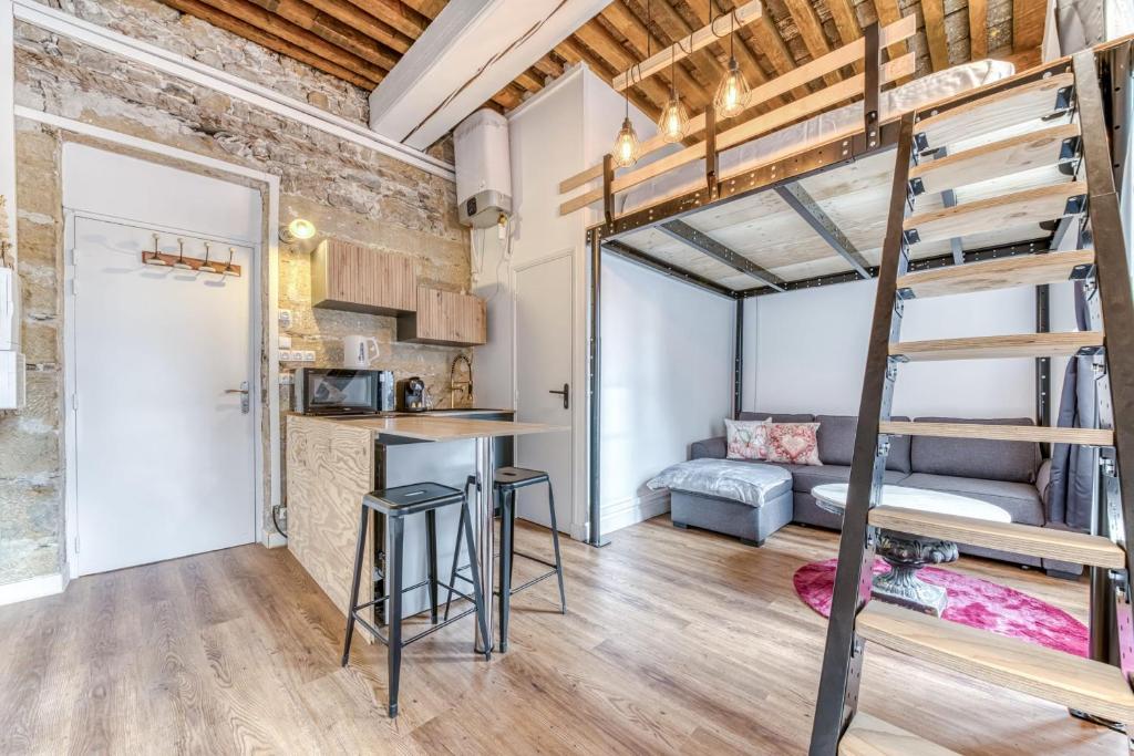 Ce loft comprend des lits superposés et une cuisine. dans l'établissement Studio Pradel - Welkeys, à Lyon