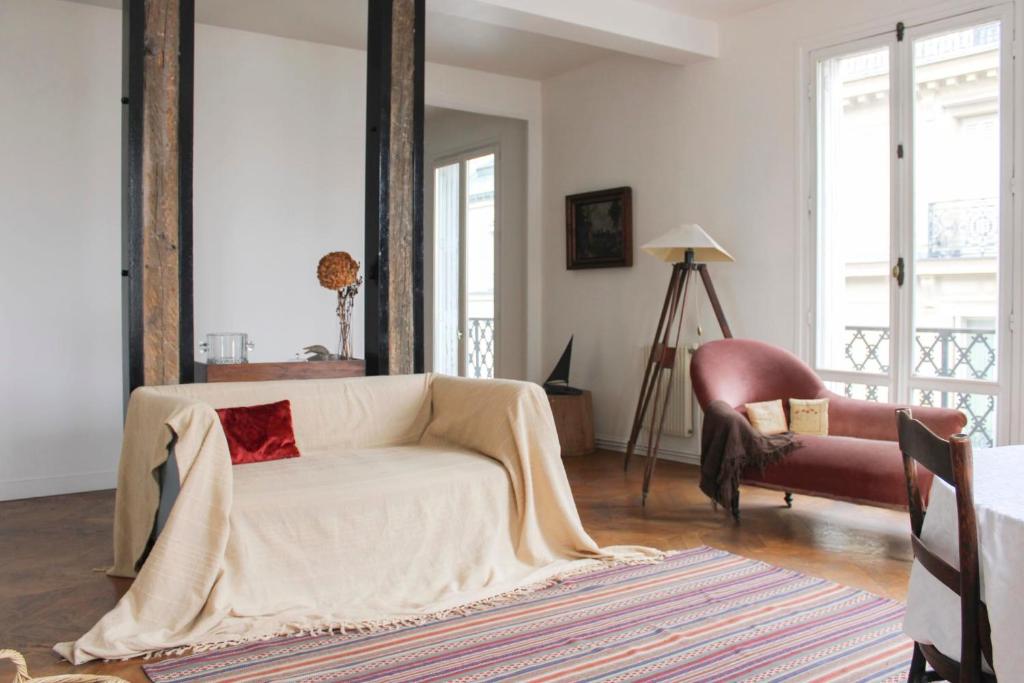 un salon avec un canapé et une chaise dans l'établissement Nice T3 near the must-see places of Paris, à Paris