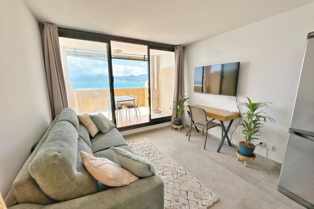 un salon avec un canapé et une table dans l'établissement Le Seaview-Quiet-Swimming pool-Car park-Seafront, à Cannes