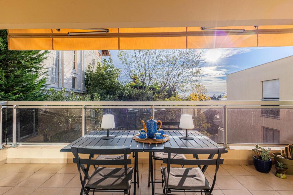 une table bleue et des chaises sur un balcon dans l'établissement Nice apartment near the Matisse Museum in Nice, à Nice
