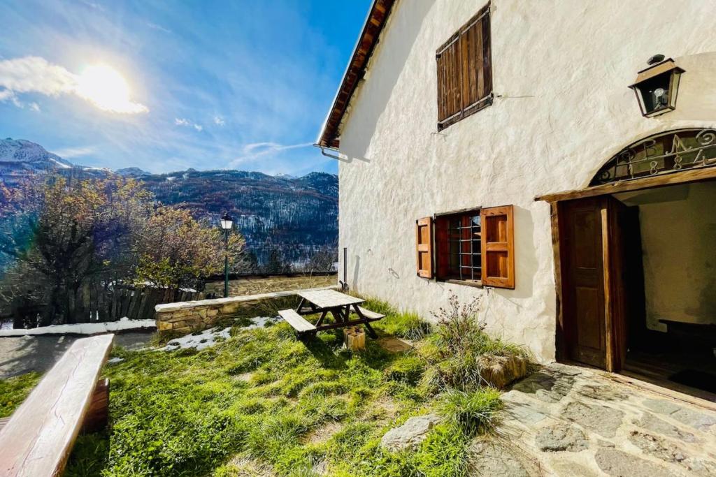 un banc à l'extérieur d'un bâtiment avec fenêtre dans l'établissement Nice 5-rooms duplex in La Salle-les-Alpes, à La Salle Les Alpes